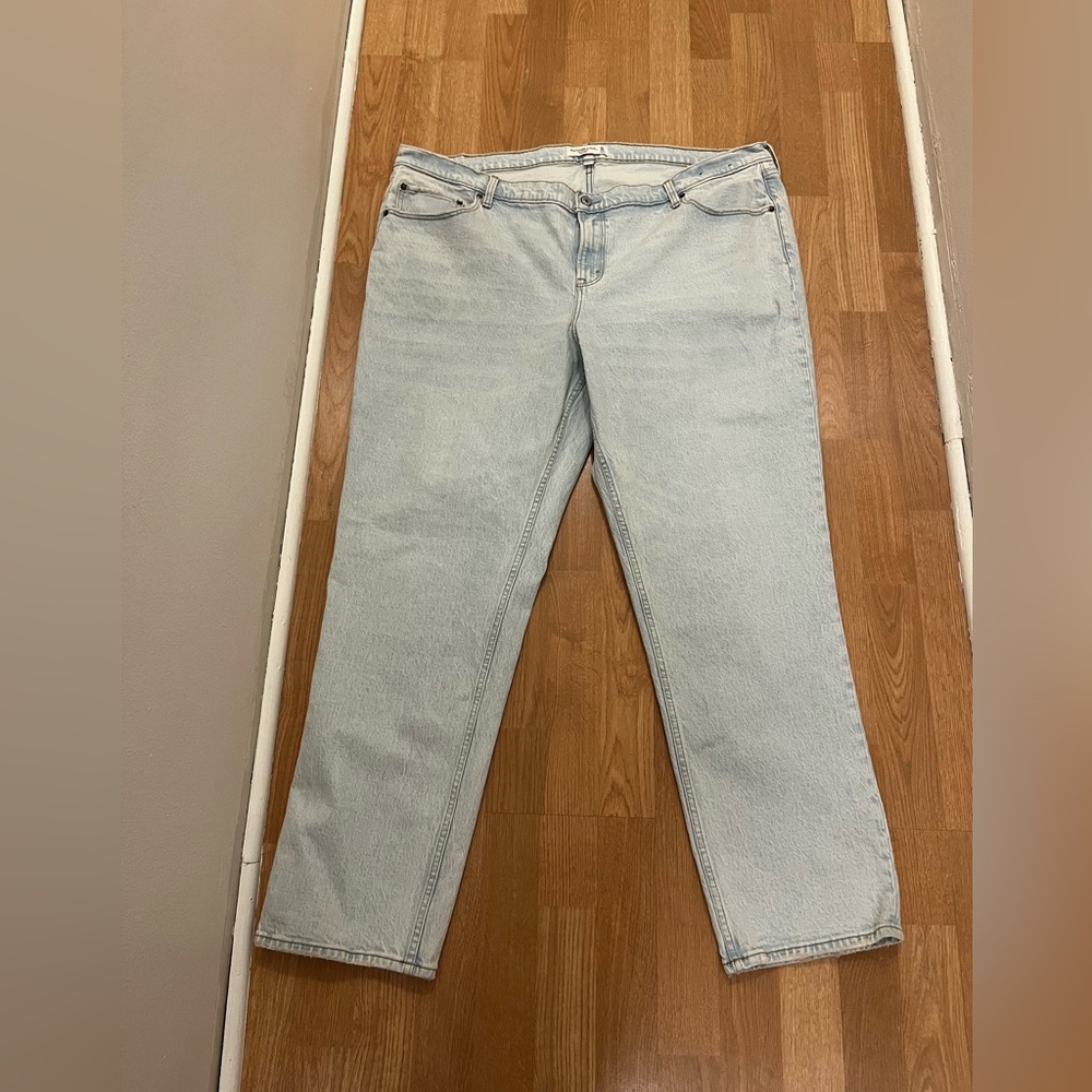 Abercrombie & Fitch The Straight Mid Rise Curve Love Jeans - Size 36/22L - NWT